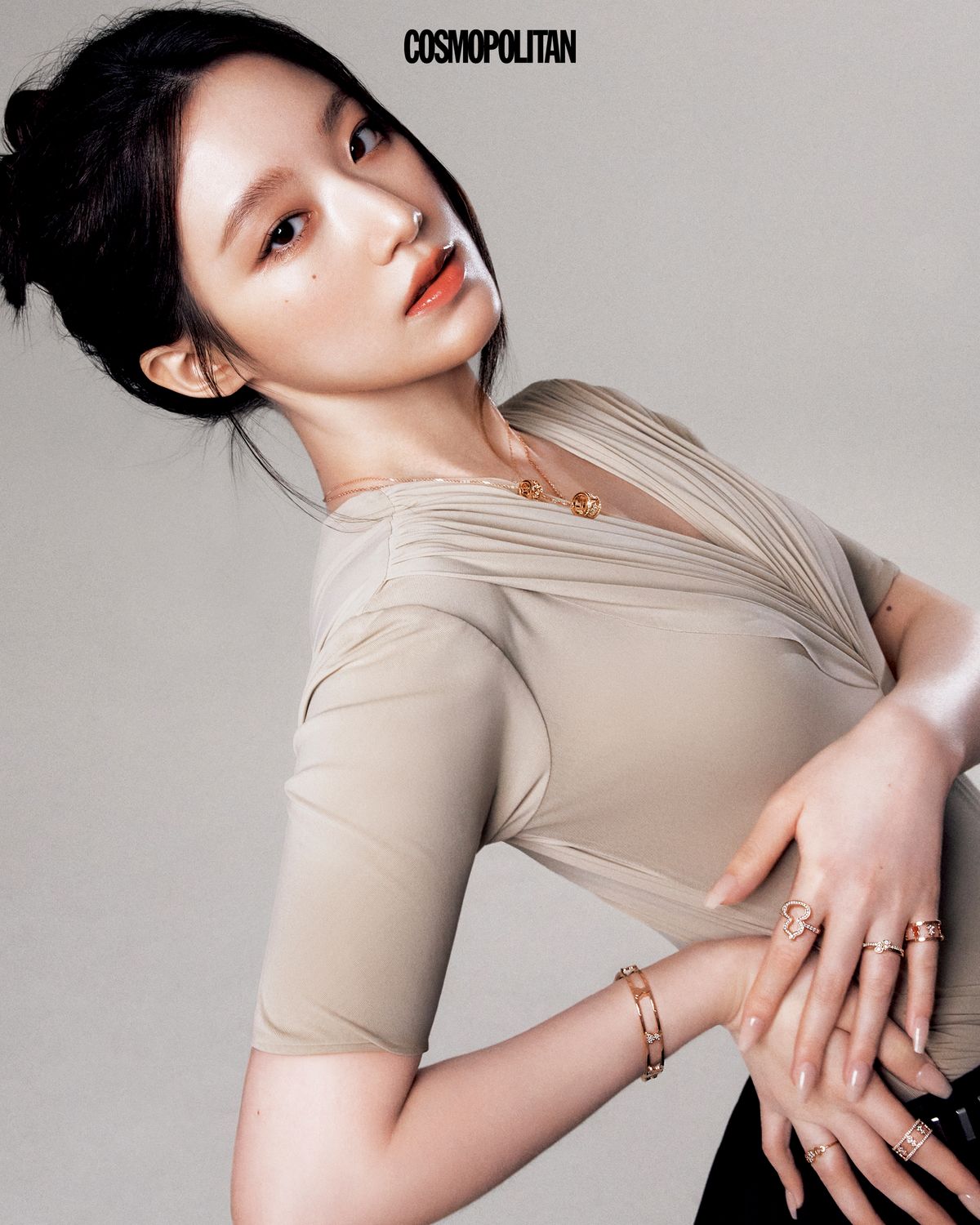울루 이터너티 네크리스 스몰 4백49만원, 라지 9백34만원, 왼손 검지의 울루 스몰 링 5백94만원, 약지의 울루 미니 솔리테어 링 솔리드 밴드 1백21만원, 겹쳐서 착용한 파베 밴드 2백43만원, 소지의 레드 하이세람 하프 세팅 울루 이터너티 링 4백35만원, 오른손 검지의 울루 이터너티 링 8백79만원, 약지의 울루 링 1백47만원, 울루 뱅글 1천55만원 모두 Qeelin. 톱 Nicklas Skovgaard. 스커트 2728. 