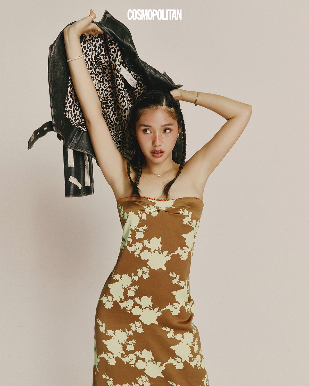 드레스 Versace. 레더 재킷 Golden Goose. 목걸이, 팔찌, 반지 본인 소장품. 
