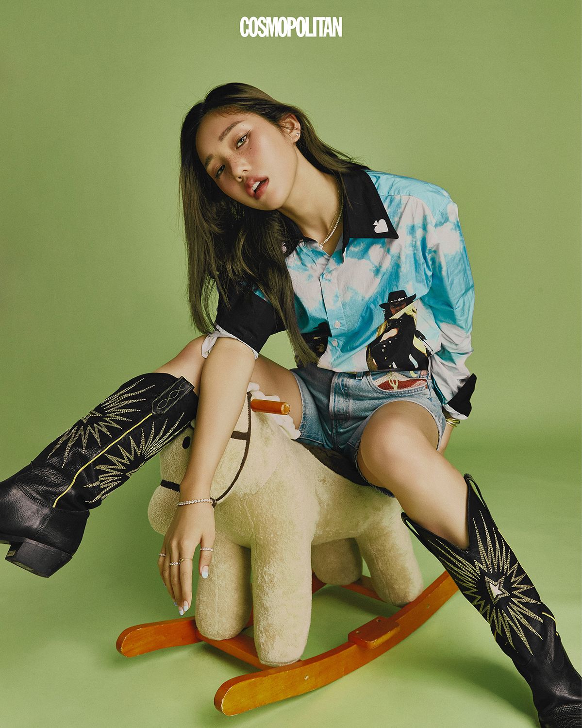 셔츠 Sss World Corp. 데님 쇼츠 Levi’s. 부츠 Golden Goose. 목걸이, 팔찌, 반지 본인 소장품.