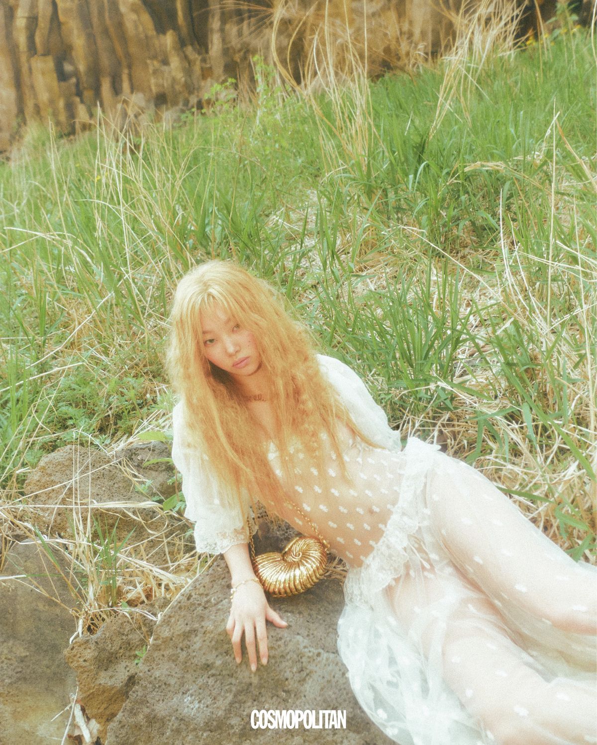 보디슈트, 팬츠, 목걸이, 팔찌, 메탈 백 모두 가격미정 Chloé. 
