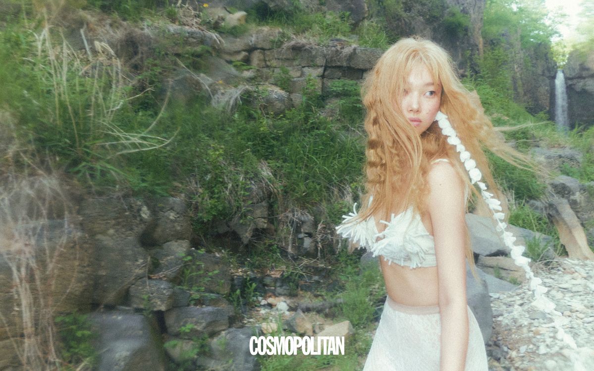 브라톱 59만원대 Jinsun. 스타킹 1백50만원 Valentino. 귀고리 9만원대 Posyveil.