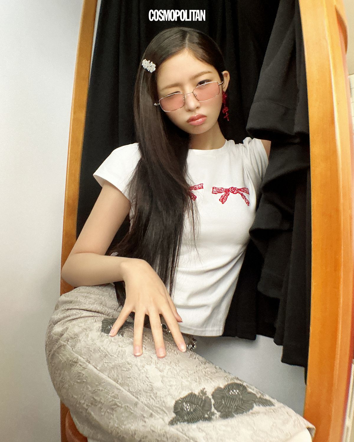 얇은 스퀘어 프레임이 모던한 세렌 01 SIL_P 선글라스 24만8천원 Kinko. 티셔츠, 헤어핀 모두 Sinoon. 스커트 Markgong. 귀고리, 벨트 스타일리스트 소장품.