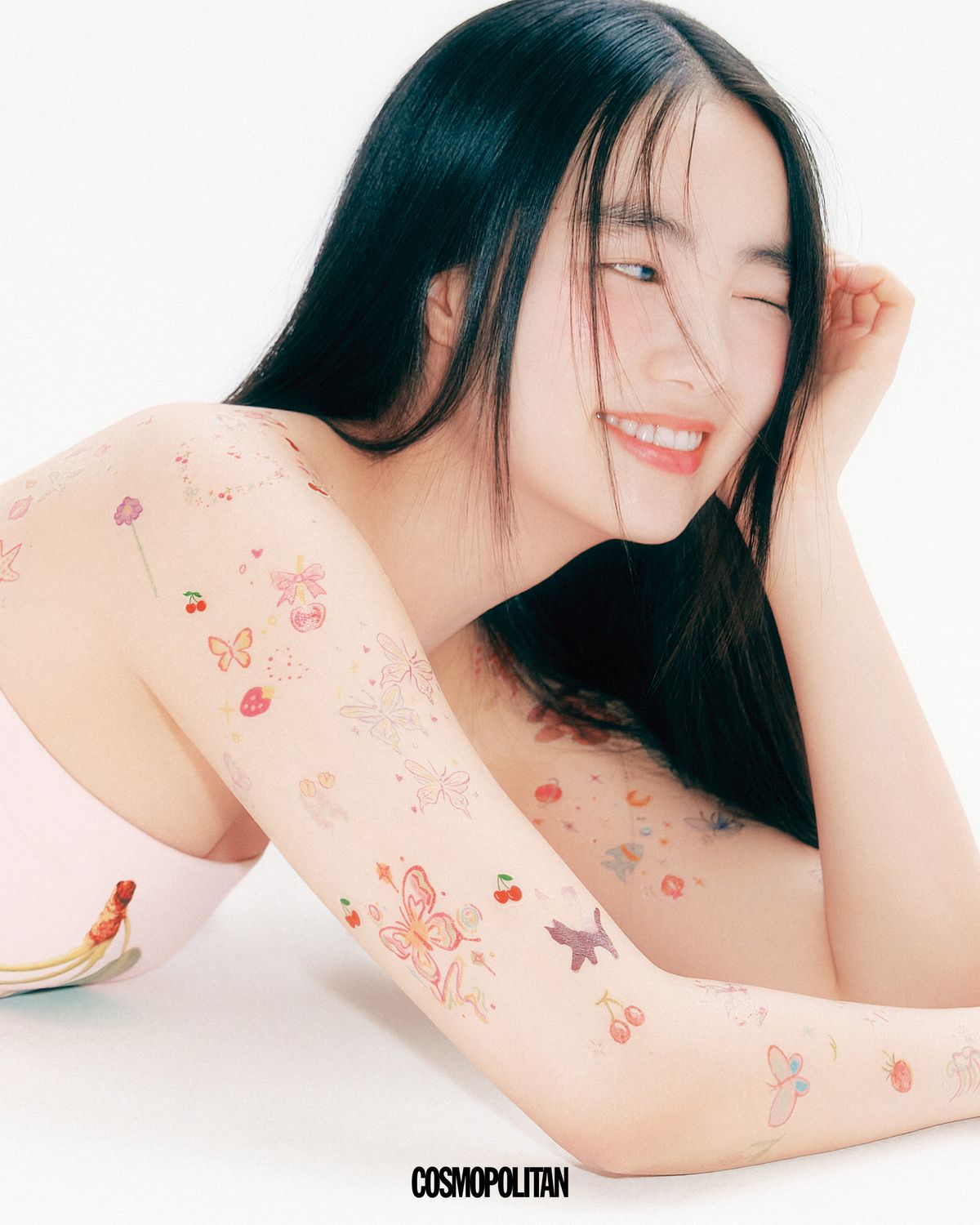  배우 한소희의 무심한 듯 툭툭 붙인 타투 스티커에서 영감받은 룩. 귀여운 일러스트 타투 스티커를 팔과 어깨, 쇄골 라인을 따라 불규칙적으로 붙이는 게 포인트. 뾰루지가 올라온 자리는 일러스트 여드름 패치로 커버하면 위장과 꾸밈이 동시에 가능하다. 핑크 블러셔를 팔꿈치에 톡톡 올려 디테일까지 놓치지 않았다. 튜브톱 에디터 소장품.