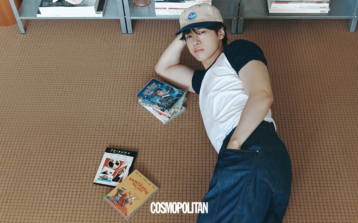 티셔츠, 데님 팬츠, 볼캡 스타일리스트 소장품. 