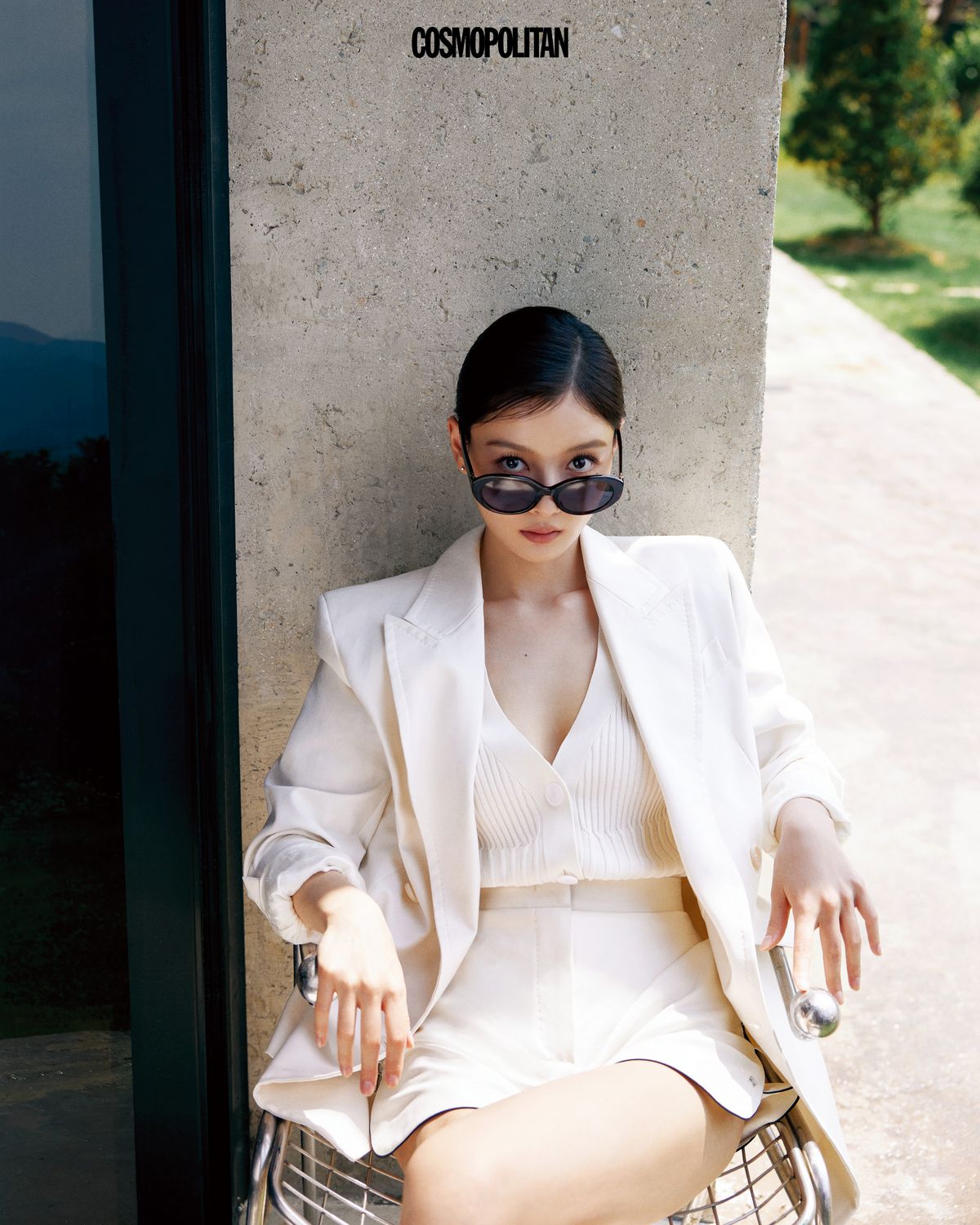 다각형 셰이프의 선글라스 26만원 Max Mara Eyewear by Marcolin. 코튼 재킷 2백60만원대, 베스트 1백만원대, 쇼츠 1백만원대 모두 Max Mara.