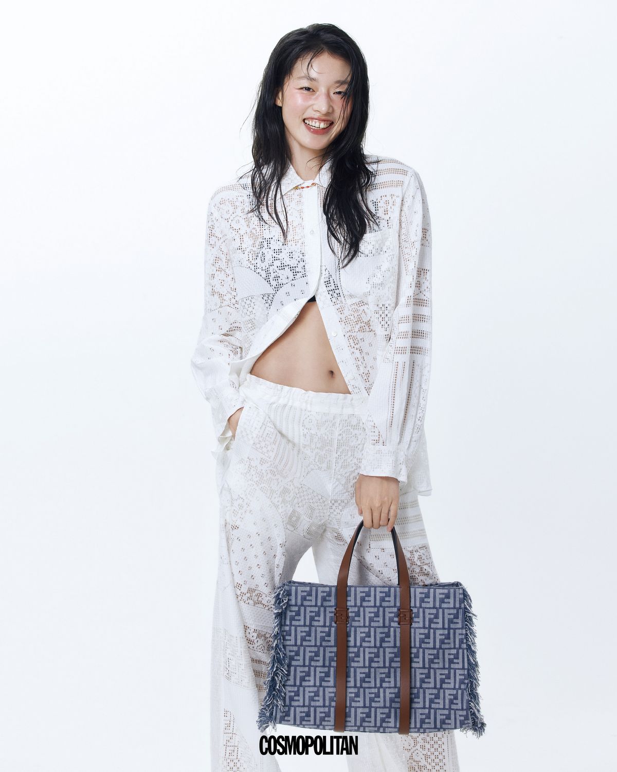 실크 셔츠 2백만원대, 실크 팬츠 2백만원대, 데님 토트백 3백만원대 모두 Fendi. 브라톱 에디터 소장품.
