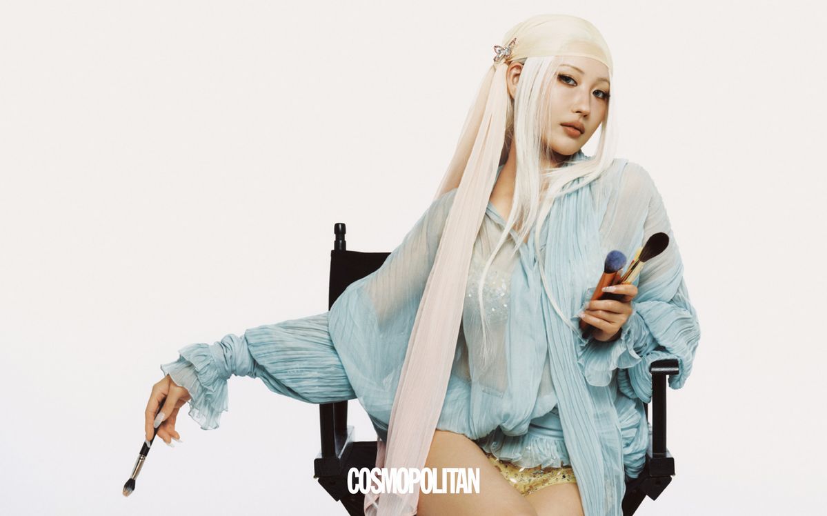 블라우스 Blumarine. 이너 톱, 쇼츠 모두 Zara. 헤어 스카프 Nana Jacqueline. 헤어 액세서리 Joomi Lim.