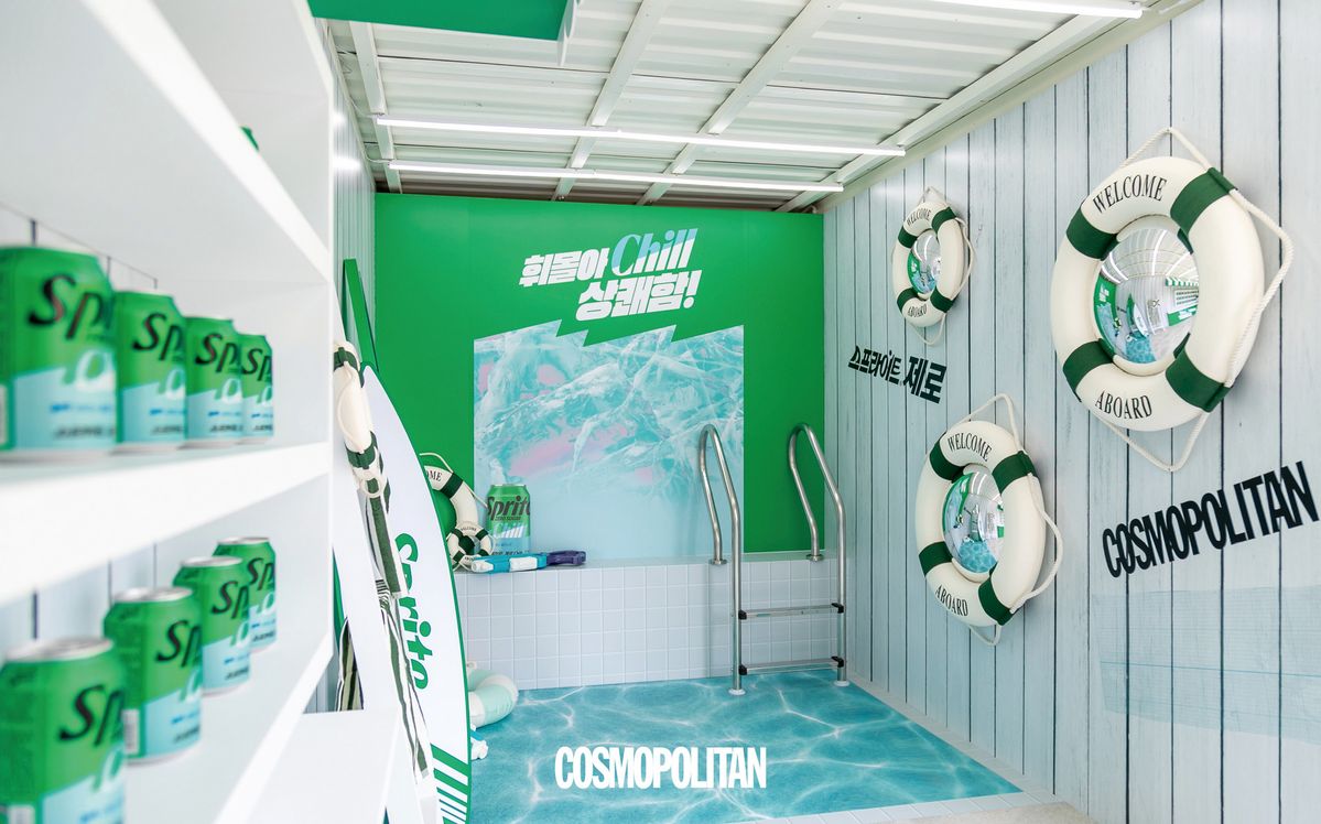 여름 해변 콘셉트로 꾸민 코스모 트레일러 with Sprite 내관. 
