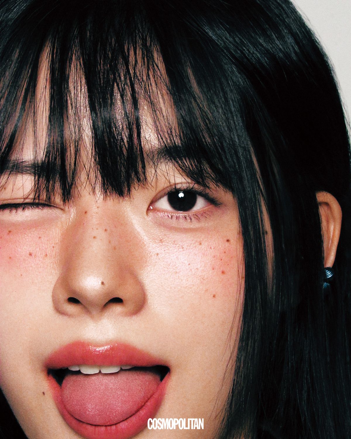 베스트, 팬츠, 슈즈 모두 McQueen. 이어 커프 Tom Wood. 글러브, 리본 스타일리스트 소장품.