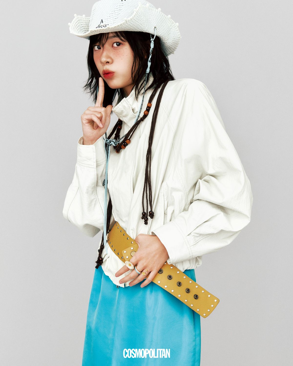 재킷 Juun.J. 스커트 Moonsun. 웨스턴 모자 Atiissu. 벨트 Polysooem. 검지 반지, 약지 반지 모두 Dana Burton. 중지 반지 Iceball. 목걸이 스타일리스트 소장품.
