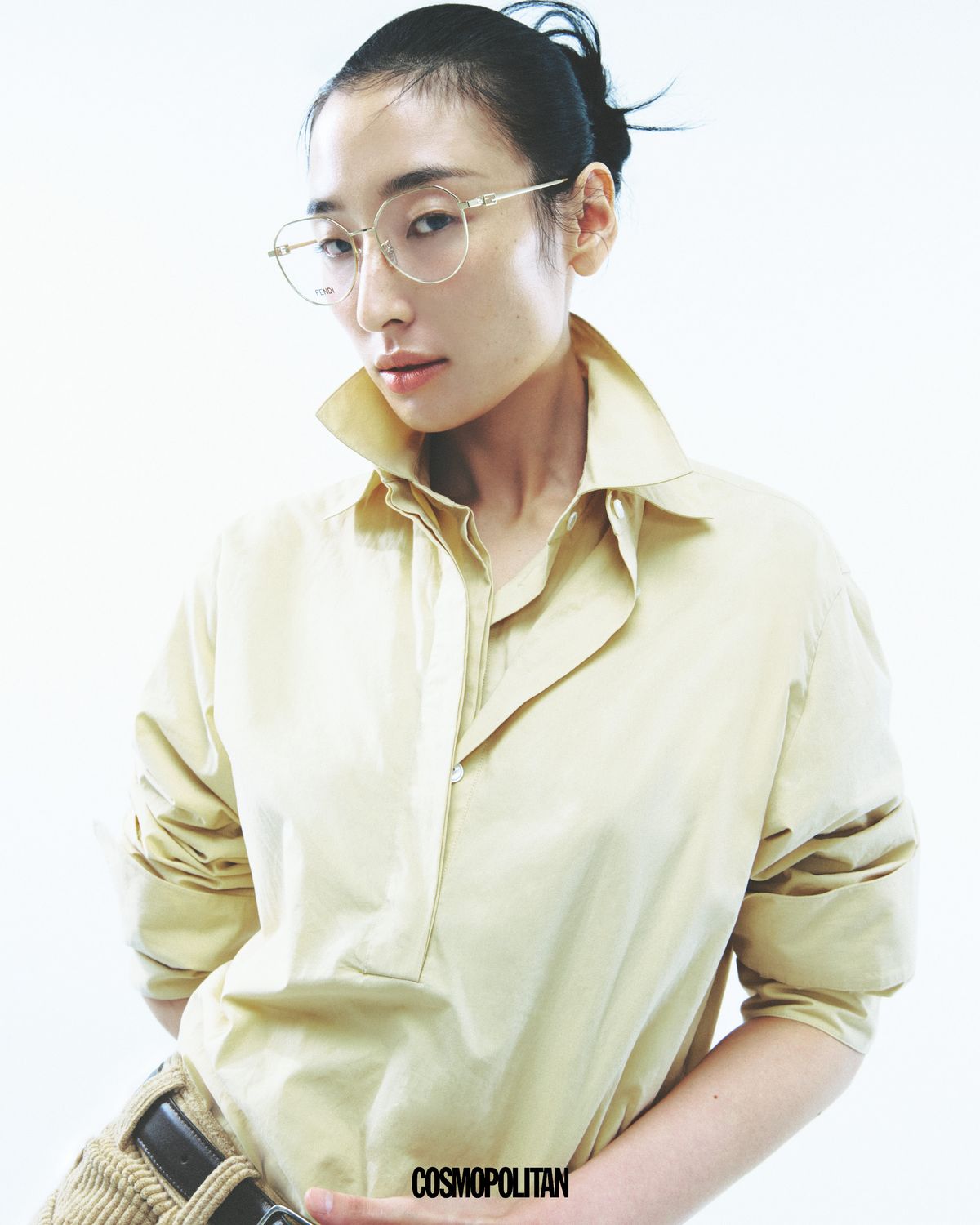겹쳐 착용한 셔츠, 코듀로이 팬츠, 벨트 모두 가격미정 The Row. 안경 60만원대 Fendi Eyewear by Look Optics. 