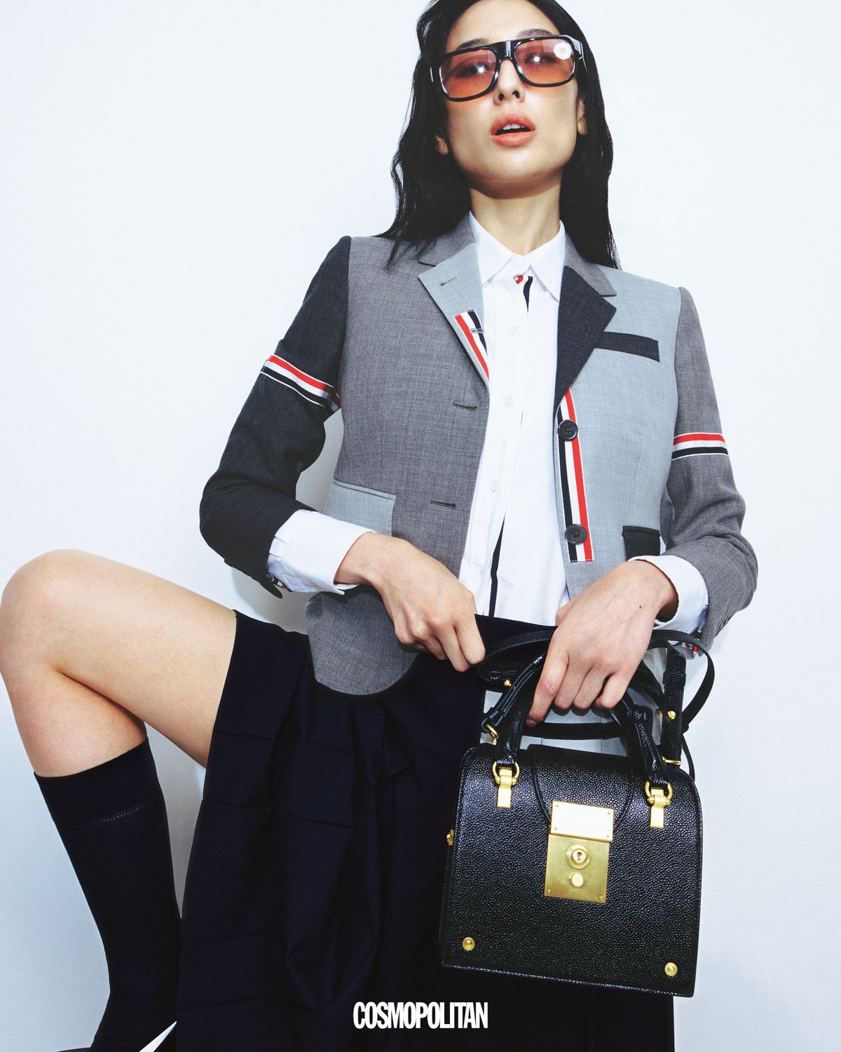 재킷, 셔츠, 플리츠스커트, 토트백, 양말, 펌프스 모두 가격미정 Thom Browne. 선글라스 22만원대 CosxLinda Farrow. 