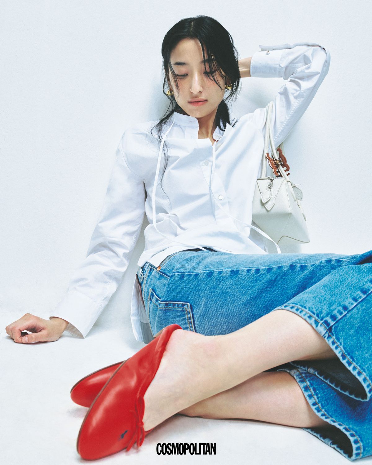 셔츠, 데님 팬츠 모두 가격미정 Gucci. 플랫 슈즈 55만원대 Polo Ralph Lauren. 귀고리 84만원대, 가방에 단 헤어클립 66만원대 모두 Celine. 숄더백 가격미정 Alaïa. 