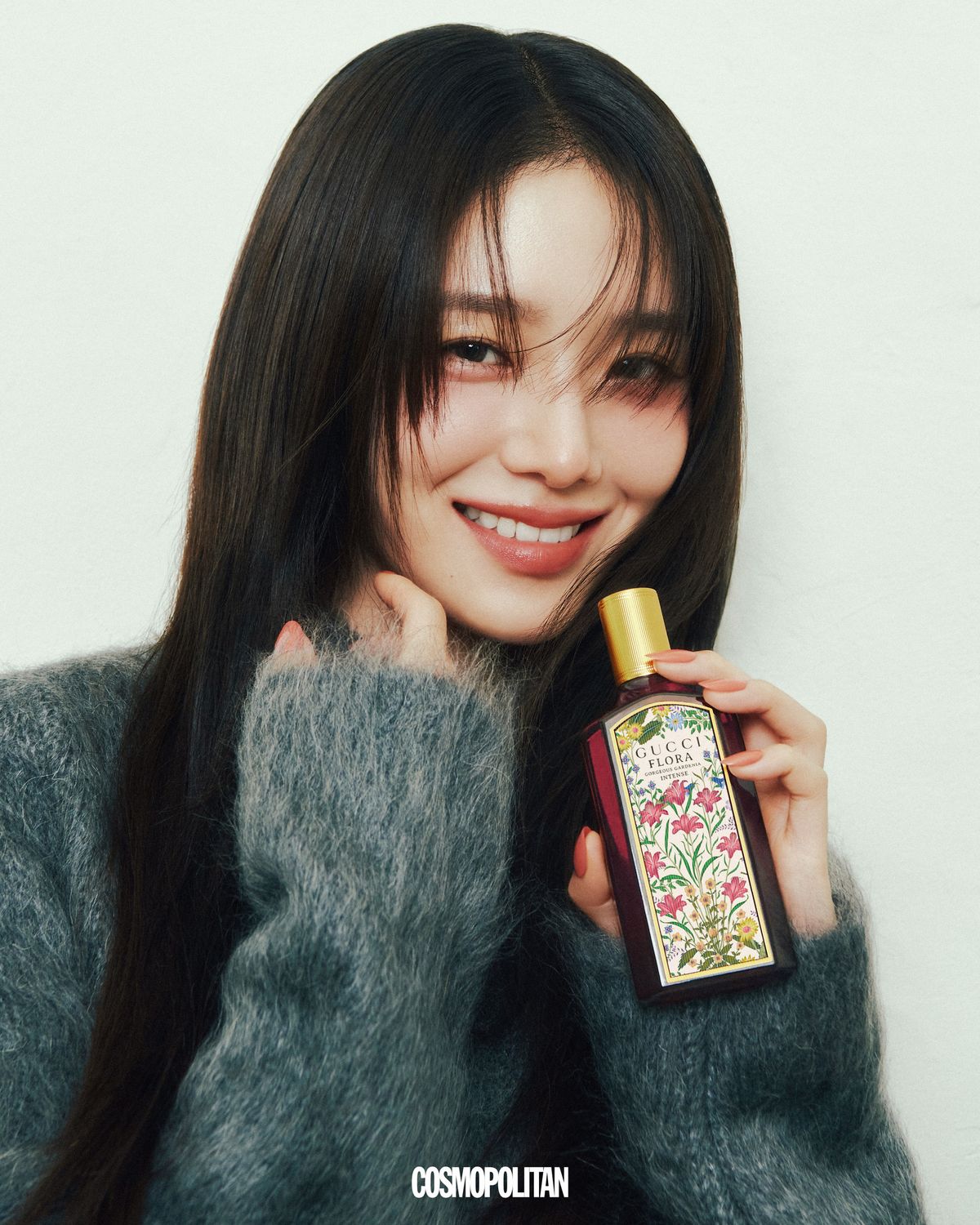 자연스러운 아이 메이크업에 제격인 팔레트 드 보떼 콰티오 멀티-유즈 크림 앤 파우더 쿼드 아이 팔레트 01 써머리나 브라운 10만7천원, 블렌드해 입체적 색상을 표현한 구찌 블러시 드 보떼 치크 & 아이파우더 01 실키 로즈 및 02 텐더 애프리콧 각각 7만9천원, 데일리 립 컬러로 알맞은 루즈 드 보떼 브리앙 글로우&케어 208 데이 멧 인 아르헨티나 6만3천원, 구찌 플로라 골저스 가드니아 오 드 퍼퓸 인텐스 100ml 28만3천원 모두 Gucci Beauty. 오버사이즈 카디건 3백80만원 Gucci. 