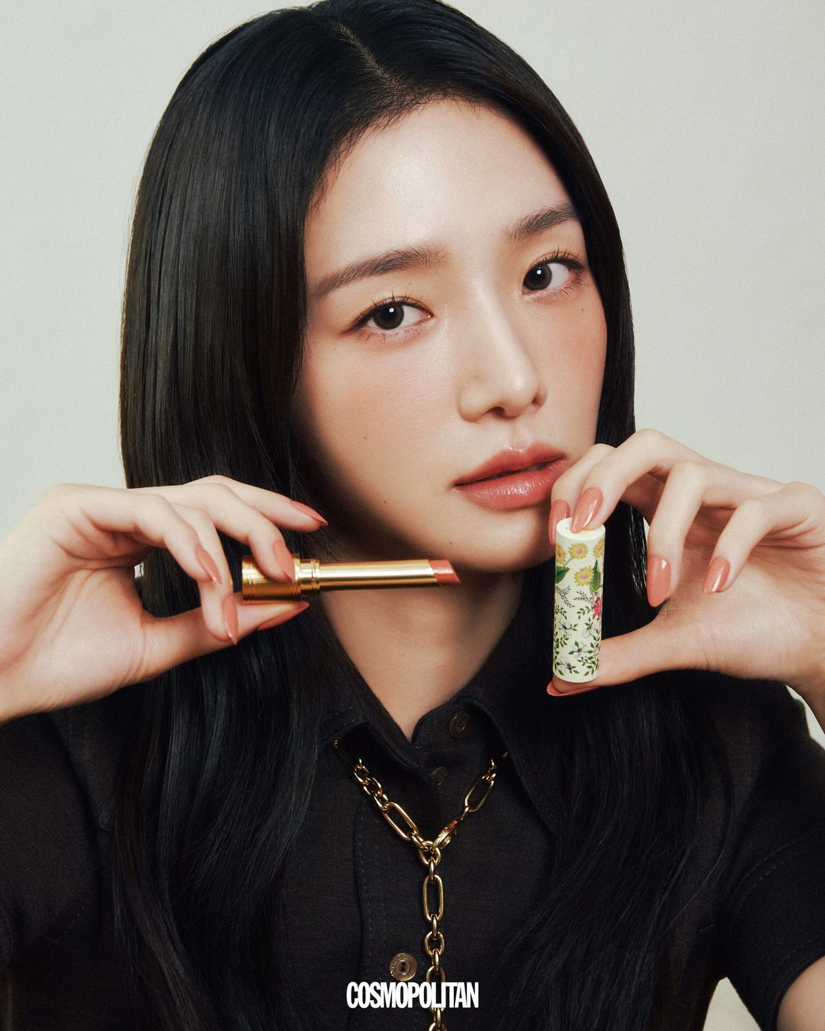 다양한 조합으로 바를 수 있는 팔레트 드 보떼 콰티오 멀티-유즈 크림 앤 파우더 쿼드 아이 팔레트 02 로사 니티다 10만7천원, 생기를 더하는 구찌 블러시 드 보떼 치크 & 아이파우더 03 래디언트 핑크 및 04 브라이트 코랄 각각 7만9천원, 가을 룩에 찰떡인 루즈 드 보떼 브리앙 글로우&케어 208 데이 멧 인 아르헨티나 6만3천원, 베르니 아 옹글 하이 샤인 네일 라커 414 페기 선번 4만4천원 모두 Gucci Beauty. 저지 셔츠 1백60만원, 구찌 스타파 골드톤 메탈 체인 네크리스 2백82만원 모두 Gucci. 
