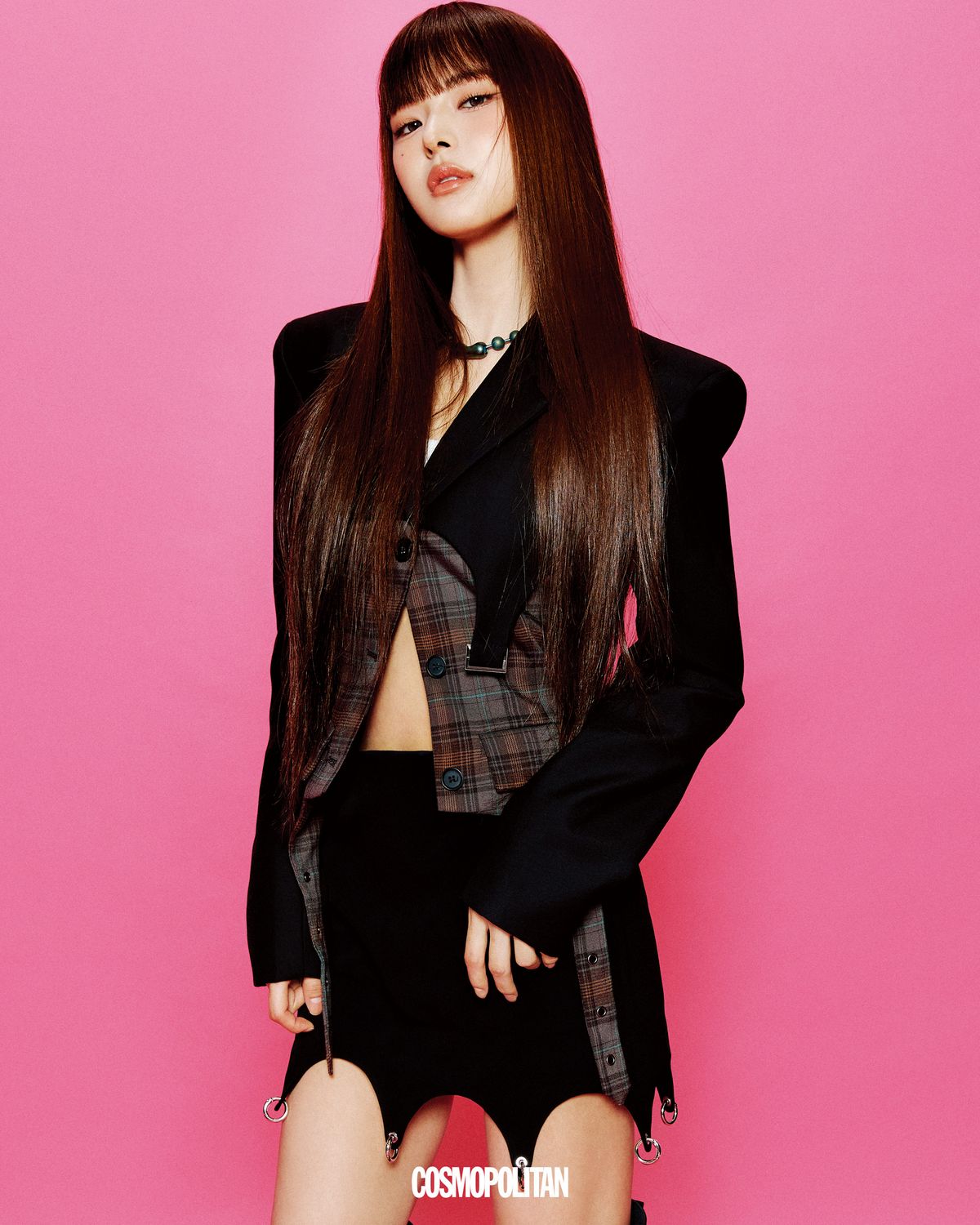 재킷 24ans. 스커트 Annakiki. 목걸이 Kvk. 롱부츠 스타일리스트 소장품.