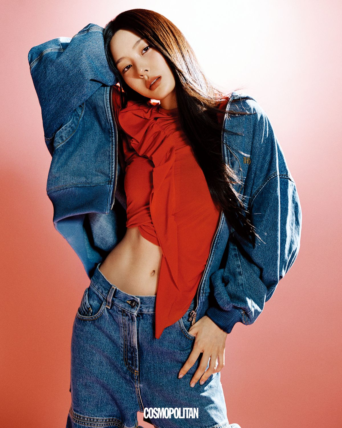 데님 후드 재킷, 데님 팬츠 모두 The Attico. 이너 톱 Ashlyn. 