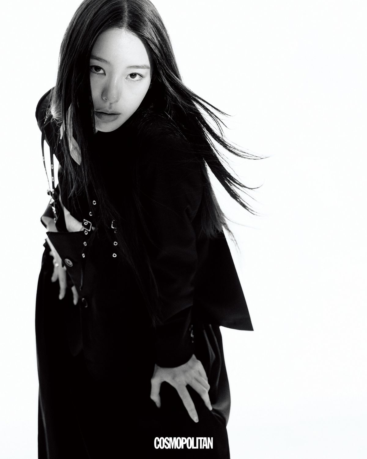 재킷, 스커트 모두 Noir Kei Ninomiya. 셔츠 Juun.J. 슈즈 Christian Louboutin. 반지 본인 소장품. 
