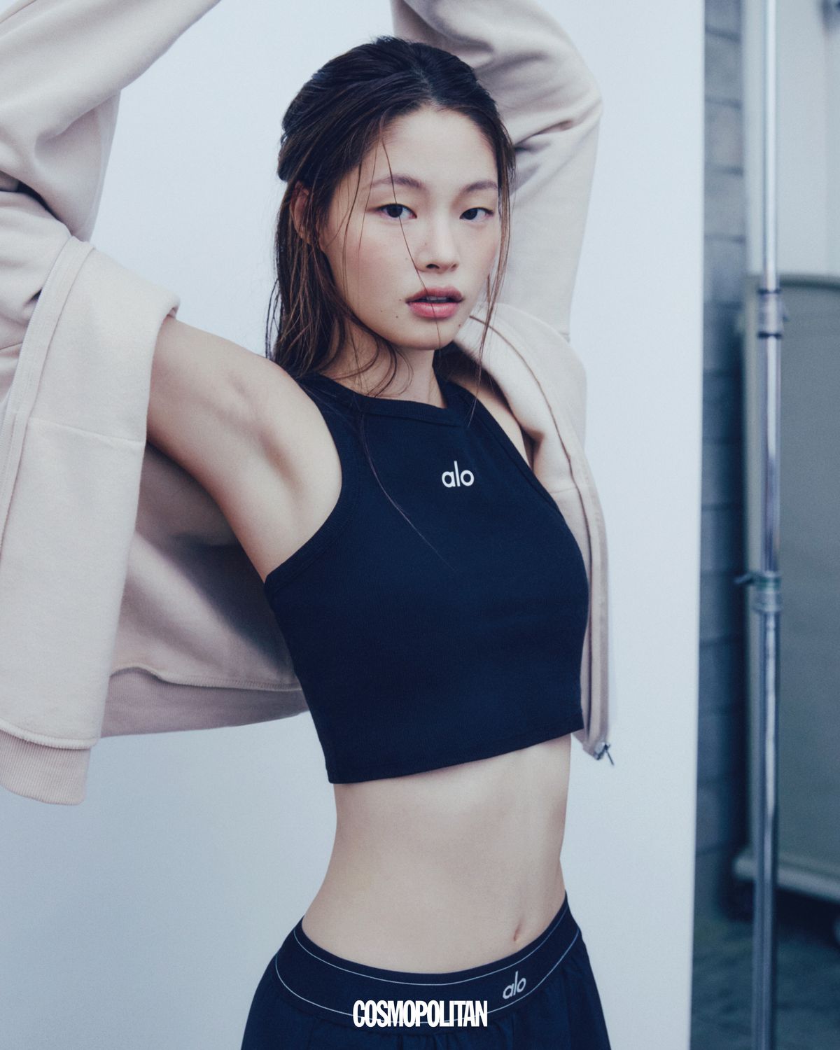 후드 재킷, 슬리브리스 톱, 팬츠 모두 가격미정 alo.