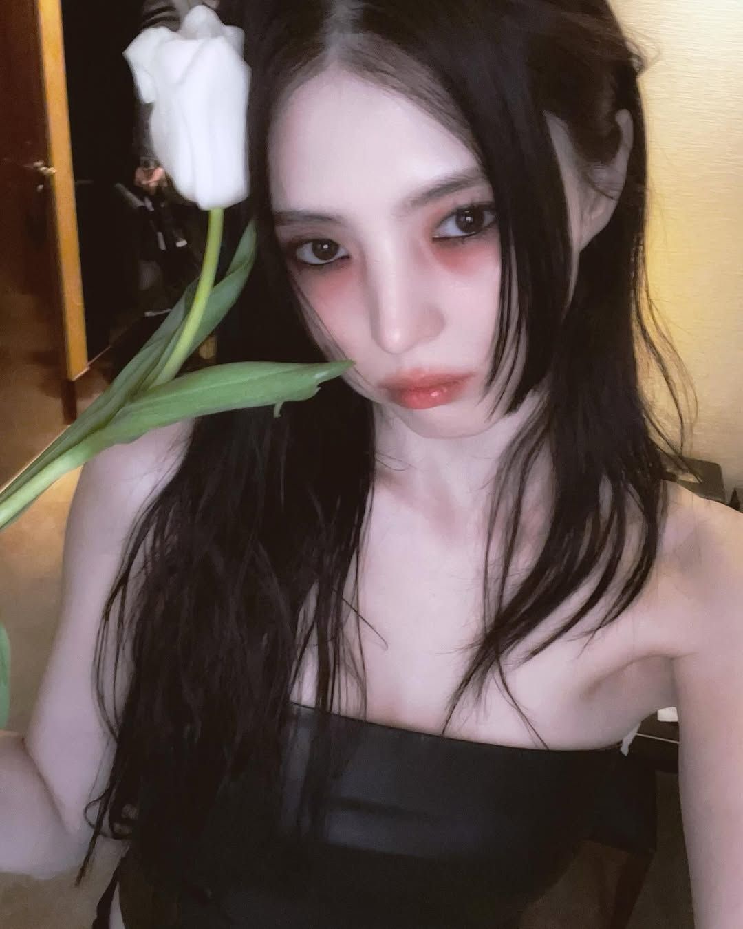 다크서클 메이크업 한소희(출처: 인스타그램 @xeesoxee)