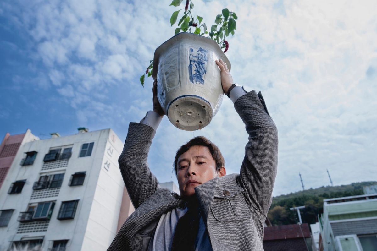 어쩔수가없다 영화 스틸컷. 스틸컷만으로도 영화 기대감이 높아진다. 네이버 영화 어쩔수가없다.