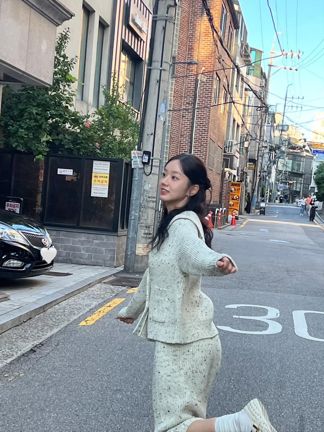 가을 감성 가득한 혜리의 화이트 메리제인 스타일링 @hyeri_0609