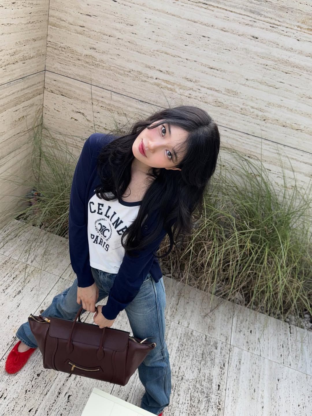 통통 튀는 레드 메리제인 스타일링을 선보인 수지 인스타그램 @skuukzky