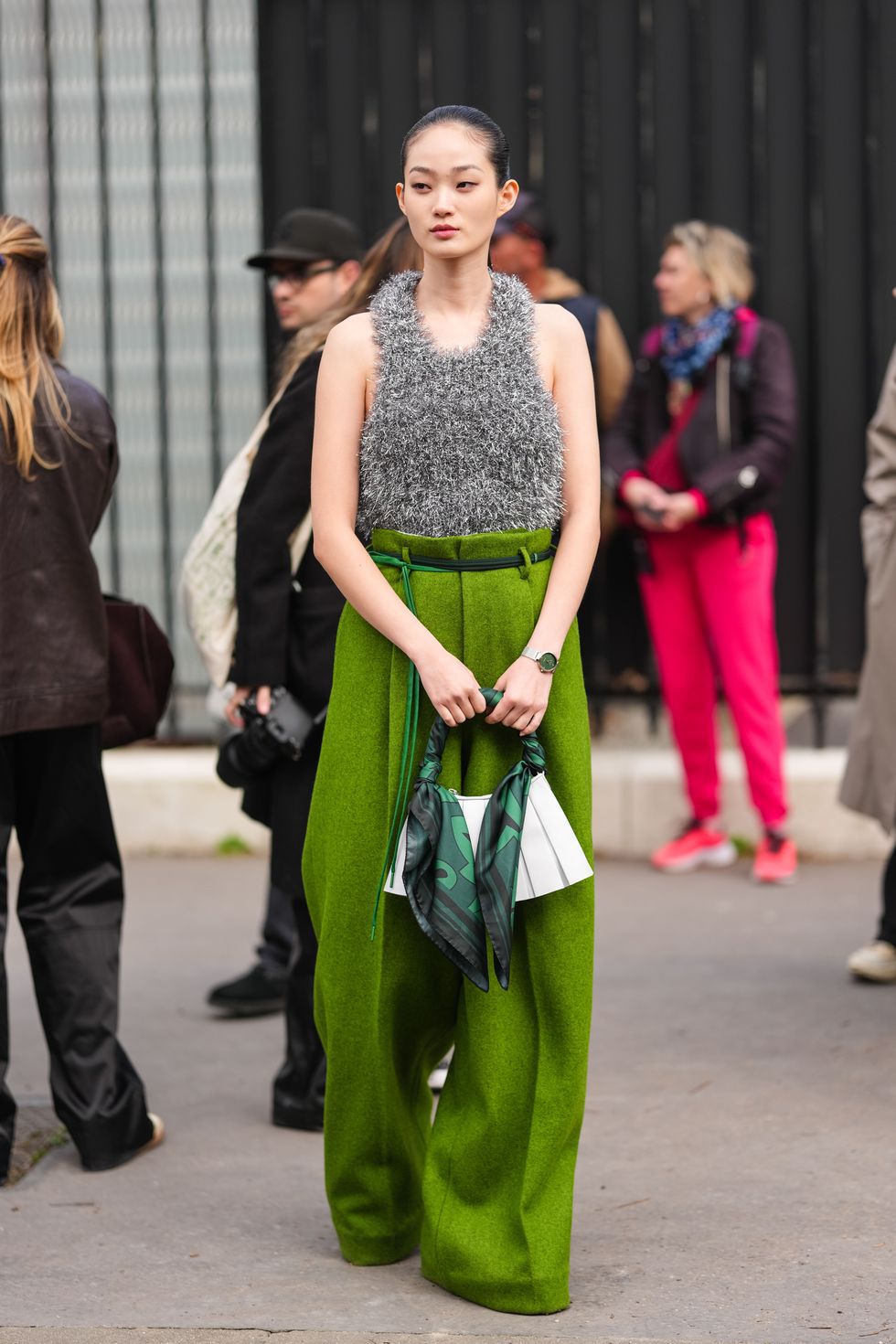 퍼 소재의 홀터넥 탑을 그린 컬러 트라우저와 매치한 모델 신현지 - Edward Berthelot//Getty Images