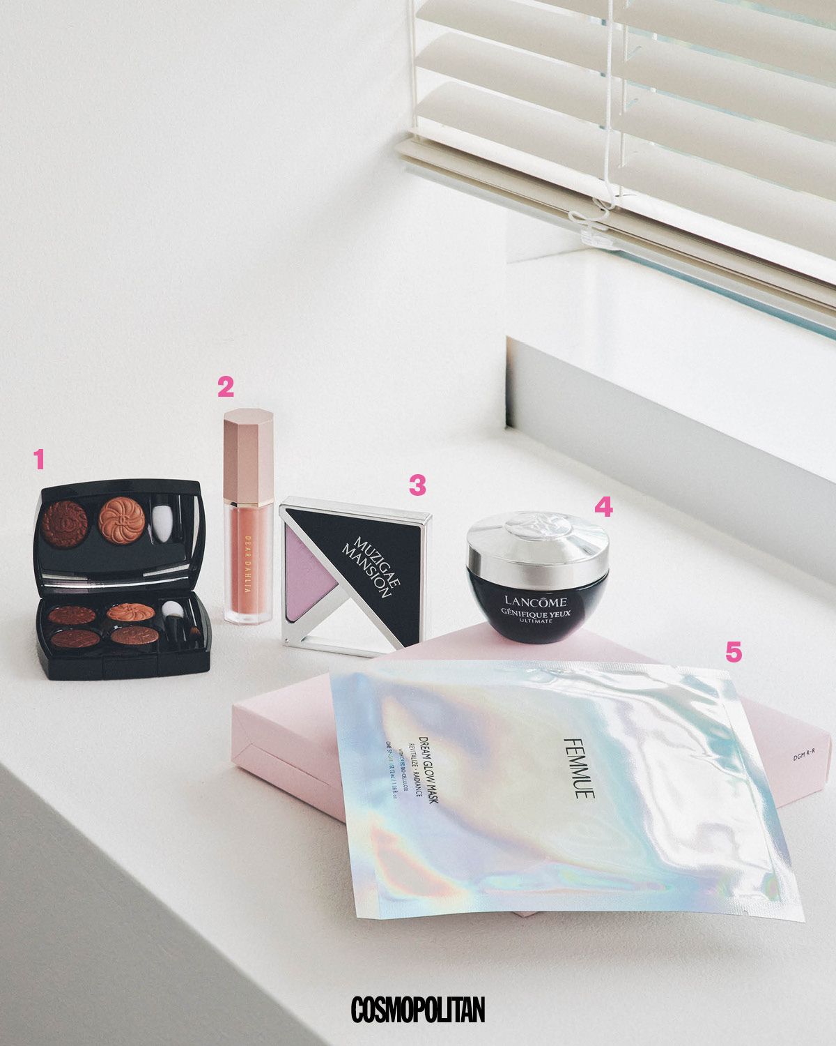 1 퍼플 브라운, 로지 베이지, 모브 토프, 딥 브라운까지, 그윽한 아이 메이크업을 완성시켜줄 셰이드 구성과 매트·시머·메탈릭 피니시가 어우러져 고급스러운 음영 룩을 연출하기에 제격. 샤넬 공방의 장인 정신을 떠올리게 하는 트위드 패턴을 텍스처에 새겨 특별함을 더했다. 레 꺄트르 옹브르 버튼 꾸뛰르 11만5천원 Chanel Beauty. 2 원래 내 속광인 듯 자연스러운 컬러와 은은한 광채를 동시에 더한다. 비결은 수분을 가득 머금은 워터 세럼 텍스처. 얇고 촉촉하게 밀착되는 가벼운 사용감으로 별도의 도구 없이 손으로 바르면 끝! 페탈 드롭 리퀴드 블러쉬 베어리 2만5천원 Deardahlia. 3 여러 번 레이어링해도 뭉침 없이 입혀지는 맑은 발색에 번들거림을 잡아주는 세범 파우더가 결합돼 피지와 요철을 매끈하게 커버한다. 오묘한 분위기를 자아내는 라벤더 컬러가 담긴 유니크한 트라이앵글 패키지도 매력적이다. 피팅 블러쉬 01 오드 1만8천원 Muzigae Mansion. 4 랑콤의 베스트셀러인 ‘제니피끄’ 라인에 아이 크림이 새롭게 추가됐다. 젤 투 크림 제형이 눈가 피부 깊숙이 보습과 영양을 채우고 다크서클을 완화하는 효과까지 겸비했다. 제니피끄 얼티미트 아이크림 12만5천원 Lanĉome. 5 피부의 빛을 밝혀주는 글루타티온과 비타민 콤플렉스의 만남. 보습 전달력과 밀착력을 높이기 위해 히알루론산이 코팅된 바이오 셀룰로오스 시트에 우윳빛을 띠는 에센스를 가득 묻혀 피부에 자연스러운 광채와 균일한 톤을 유지하는 데 도움을 준다. 드림 글로우 마스크 활력·광채 6매입 4만2천원 Femmue. 