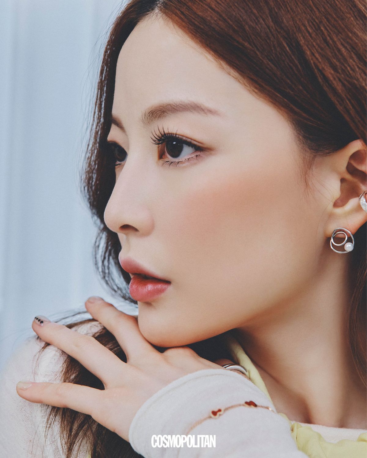 드레스 19만9천원 Moonsun. 톱 4만8천원 Sllow Garments. 귀고리 2만5천원 Judy and Paul. 팔찌로 활용한 목걸이 2백48만원 Qeelin.