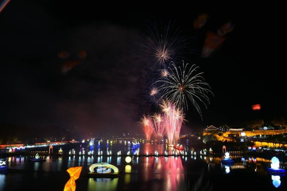 10월부터 진행되는 진주남강유등축제. 사진 한국관광공사