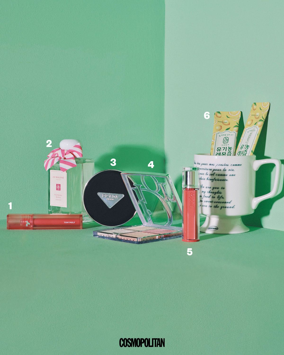 1 입술 굴곡에 맞춘 스푼 팁으로 그러데이션 립부터 풀 립까지 다양한 연출이 용이하다. ‘100시간 타투 지속력’이라는 닉네임에 걸맞게 처음 발랐을 때의 컬러가 오래도록 무너짐 없이 유지된다. 퍼펙트 립스 쇼킹립 틴트 N14 피치 쇼킹 1만5천원 Tonymoly. 2 싱그러운 라즈베리와 레드 커런트, 부드러운 화이트 머스크가 어우러진 프루티 계열의 코롱. 햇살 가득한 여름, 어린 시절 영국 해변가에서 즐겨 먹던 라즈베리 바닐라 아이스크림에서 영감을 받아 탄생했다. 라즈베리 리플 코롱 100ml 24만7천원 Jo Malone London. 3 섬세한 텍스처가 피부에 닿는 순간 마치 아무것도 바르지 않은 듯 가볍게 피팅된다. 빛을 여러 방향으로 분산시키는 제형 덕분에 페이스 라인이 입체적으로 보인다. 리빌 메쉬 쿠션 10만8천원 Prada Beauty. 4 펄, 메탈릭, 글리터, 듀오 크롬까지 4가지 피니시로 구성돼 단독으로 쓸 때 혹은 두세 가지를 섞어 쓸 때마다 각기 다른 빛을 뿜어낸다. 특히 투명한 젤 베이스에 진줏빛 마이크로 피그먼트를 농축해 얼굴과 눈가, 데콜테 등 원하는 부위 어디든 하이라이터로 사용하기 제격. 백스테이지 글로우 맥시마이저 팔레트 004 로즈 골드 글로우 7만7천원 Dior Beauty. 5 갓 구운 진저 쿠키를 닮은 따스한 소프트 피치 컬러가 특징. 반짝이는 시럽을 입술 위에 도톰하게 올린 듯 탱글하고 통통한 광을 뿜어낸다. 꾸뛰르 립틴트 글레이즈 17호 진저 피치 2만2천원 Espoir. 6 따사로운 햇빛이 내리쬐는 스페인 현지 농장에서 레몬을 수확해, 선별 작업을 통한 상품성 확인 후 당일 착즙까지 24시간 이내 진행을 고수한다. 물 한 방울 넣지 않은 100% 레몬즙은 체내에 수분과 비타민 C를 채우며 면역력까지 책임진다. 유기농 레몬즙 30개입 3만3천원 자연비책.