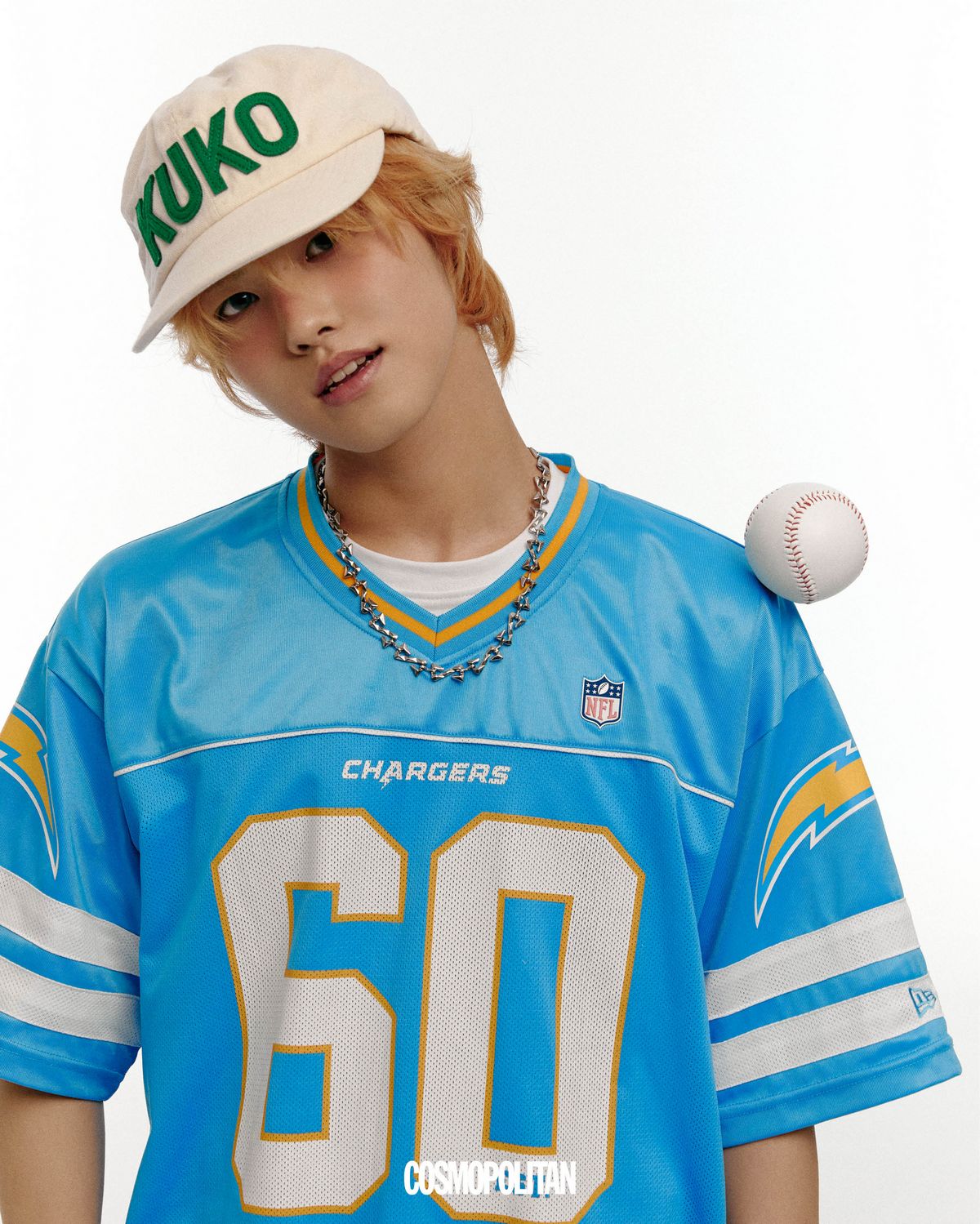 풋볼 티셔츠 New Era. 볼캡 Kuko. 이너 톱, 목걸이, 팔찌 스타일리스트 소장품
