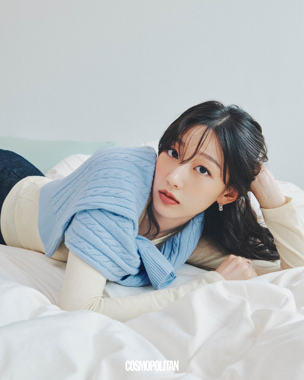 톱 4만8천원, 레이어드 슬리브리스 톱 2만9천원 모두 Sllow Garments. 어깨에 두른 니트 톱 11만3천원 Siyazu. 팬츠 12만9천9백원 Zara. 귀고리 3만9천원 Judy and Paul. 목걸이, 반지 스타일리스트 소장품.