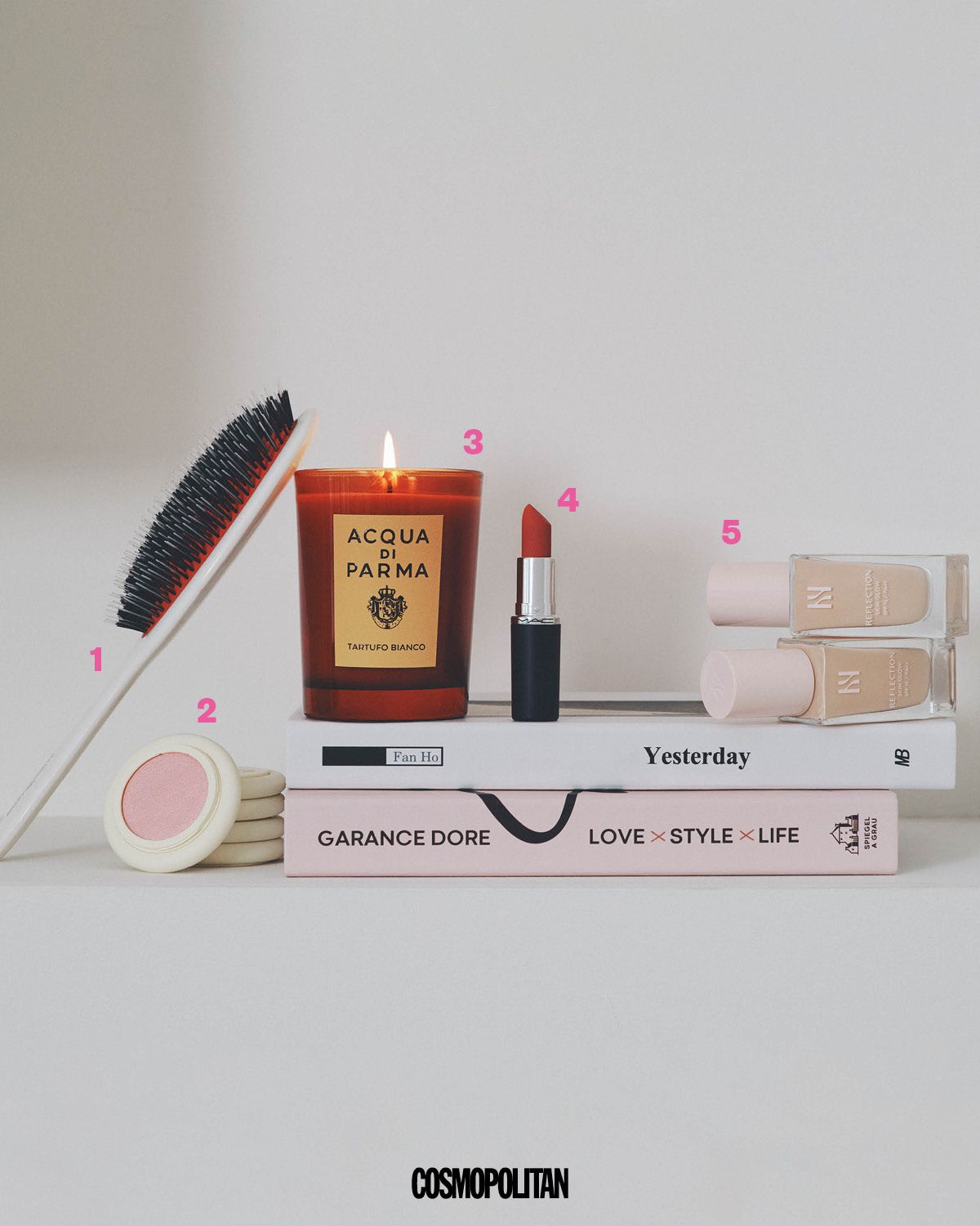 1 최고급의 멧돼지 모와 나일론 모로 만든 빗. 벌어진 큐티클을 닫아줘 빗질만으로 윤기 있고 찰랑이는 머릿결을 연출할 수 있다. 주니어 브리스틀 나일론 헤어브러쉬 BN2 21만9천원 Mason Pearson. 2 촉촉한 크림 질감으로 발리는 웻 파우더 타입. 은은한 빛 반사와 광채감으로 하이라이터뿐 아니라 아이섀도 등 다양하게 활용 가능하다. 소프트 스트롭 크리미 하이라이트 파우더 03 로즈쿼츠 3만9천원 Simi Haze Beauty. 3 숲속의 깊은 공기와 흙냄새, 황금빛 가을 숲에서 채취한 진귀한 화이트 트러플이 빚어낸 우디 아로마 향을 담았다. 화이트 트러플 13만원 Aqua di Parma. 4 매트 피니시지만 각질이나 주름 부각 없는 무광의 뉴트럴 핑크 로즈 립. 실크처럼 얇은 피팅감이 압권이다.맥시멀 실키 매트 립스틱 카인다섹시 3만9천원 M.A.C. 5 투명 속광을 살려주는 파운데이션. 세럼과 파운데이션 입자를 섬세하게 배합해 피부에 매끈하고 균일하게 밀착된다. 리플렉션 스킨 글로우 파운데이션 7만2천원 Hera.