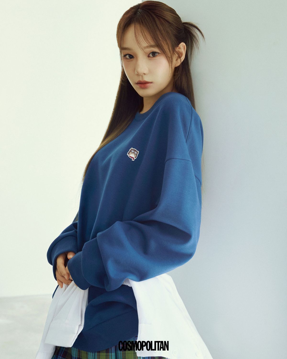 코숏 틸블루 더블 니트 스웨트셔츠 5만9천원대 Polham. 미니스커트, 허리에 두른 셔츠 스타일리스트 소장품.