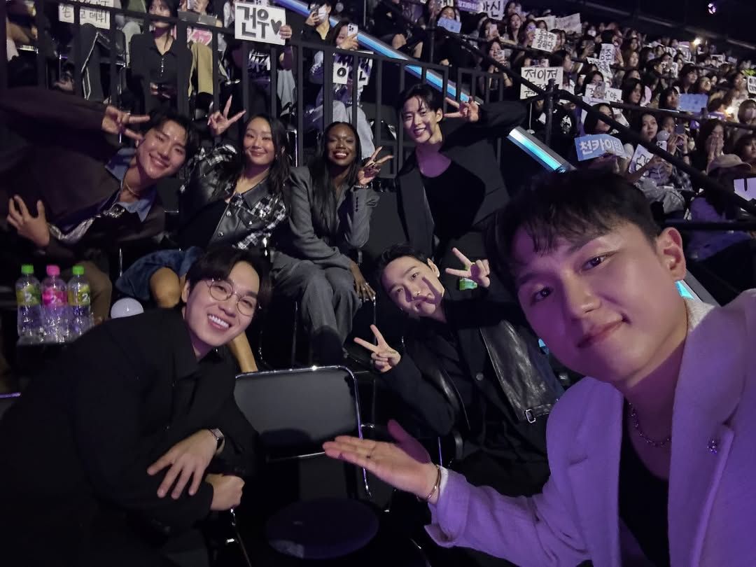 파이널 생방에서 ‘보이즈 2 플래닛’ 마스터들과 함께 찍은 임한별 인스타그램 @onestarl