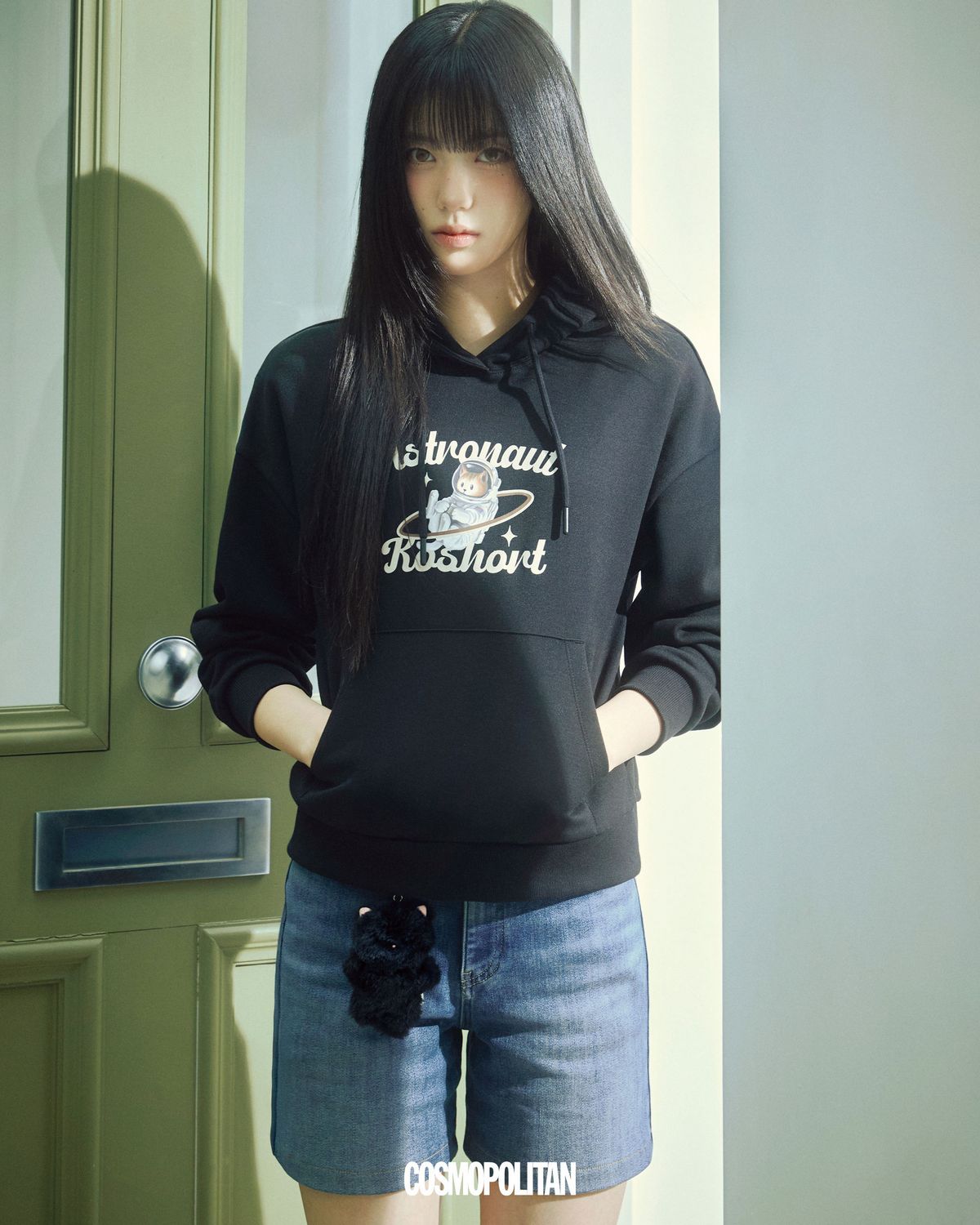 코숏 블랙 더블 니트 후디 5만9천원대, 데님 쇼츠 8만9천원대, 허리에 두른 코숏 키링 가격미정 모두 Polham. 