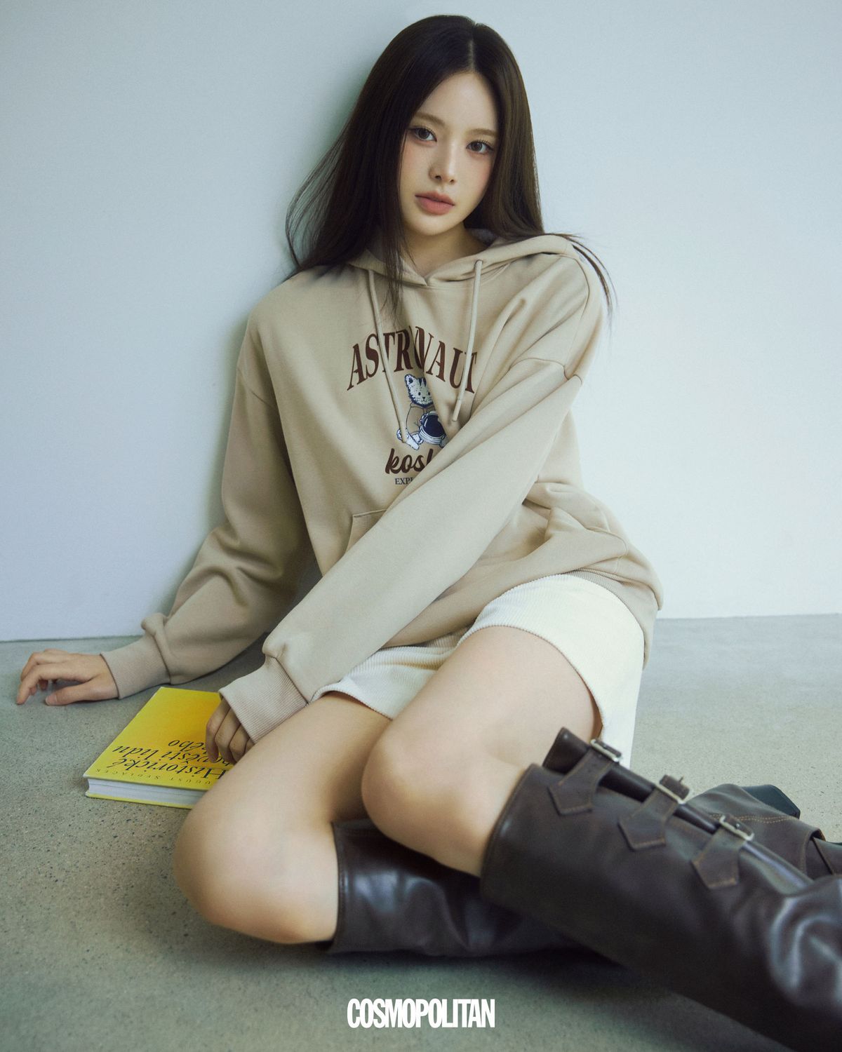 코숏 베이지 더블 니트 후드 풀오버 6만9천원대, 아이보리 코듀로이 쇼츠 7만9천원대 모두 Polham. 부츠 스타일리스트 소장품.