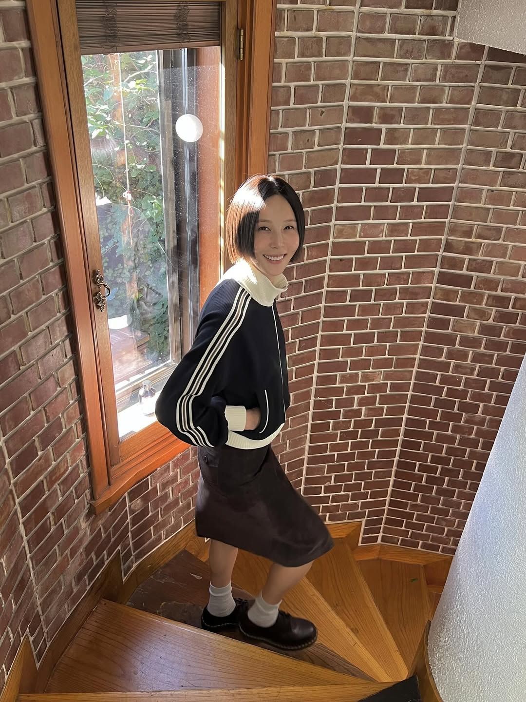 트랙 재킷을 브라운 미디 스커트와 함께 매치한 김나영. 인스타그램 @nayoungkeem