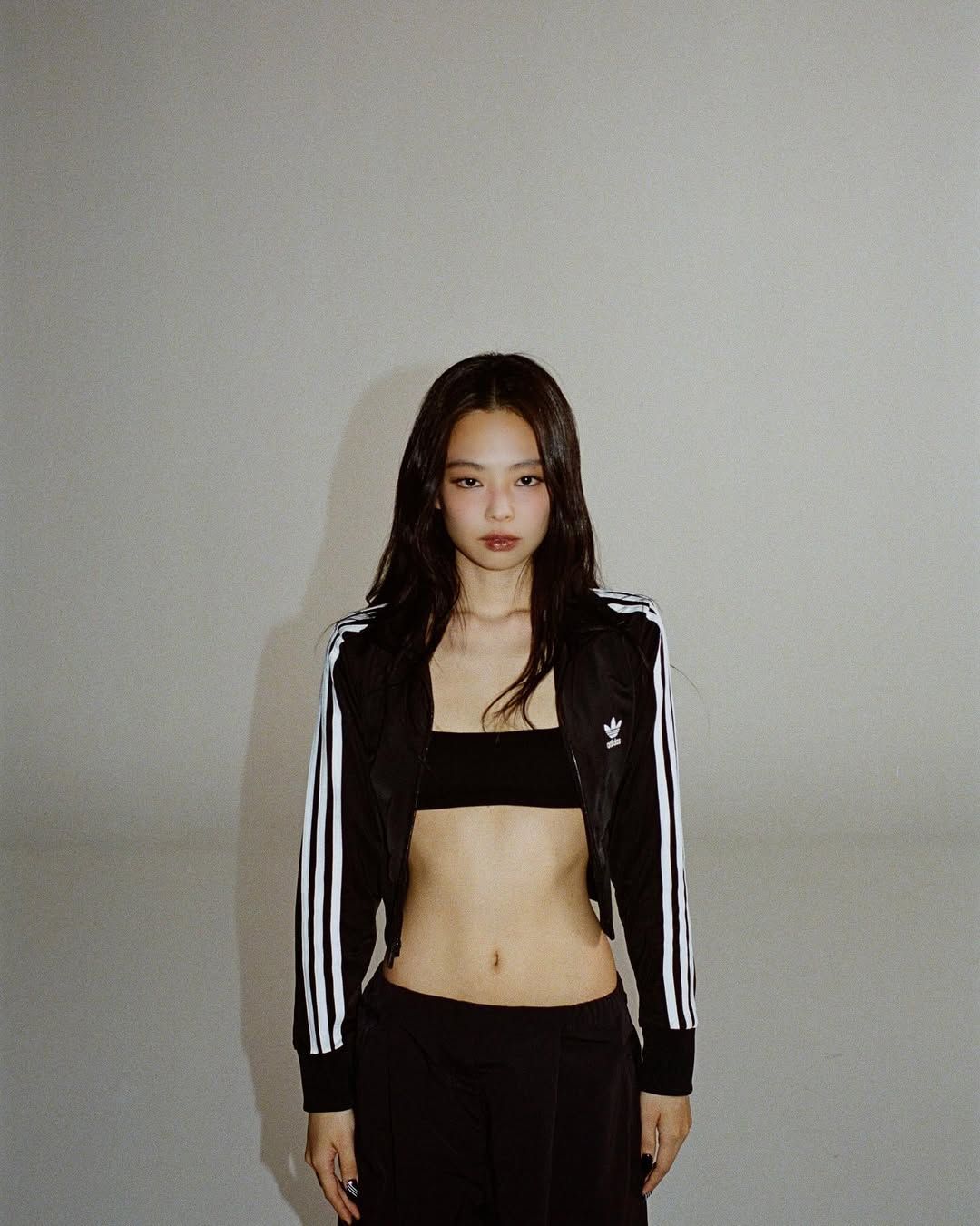 아디다스 트랙 재킷을 입은 제니. 인스타그램 @jennierubyjane 