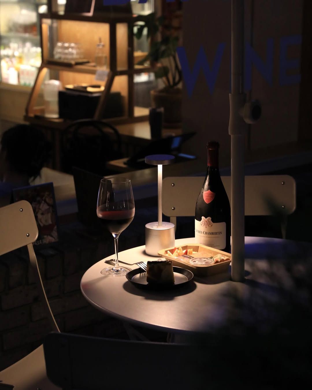낮과 밤, 서로 다른 매력으로 와인을 즐길 수 있는 카페 르상스. 인스타그램 @cafelesens