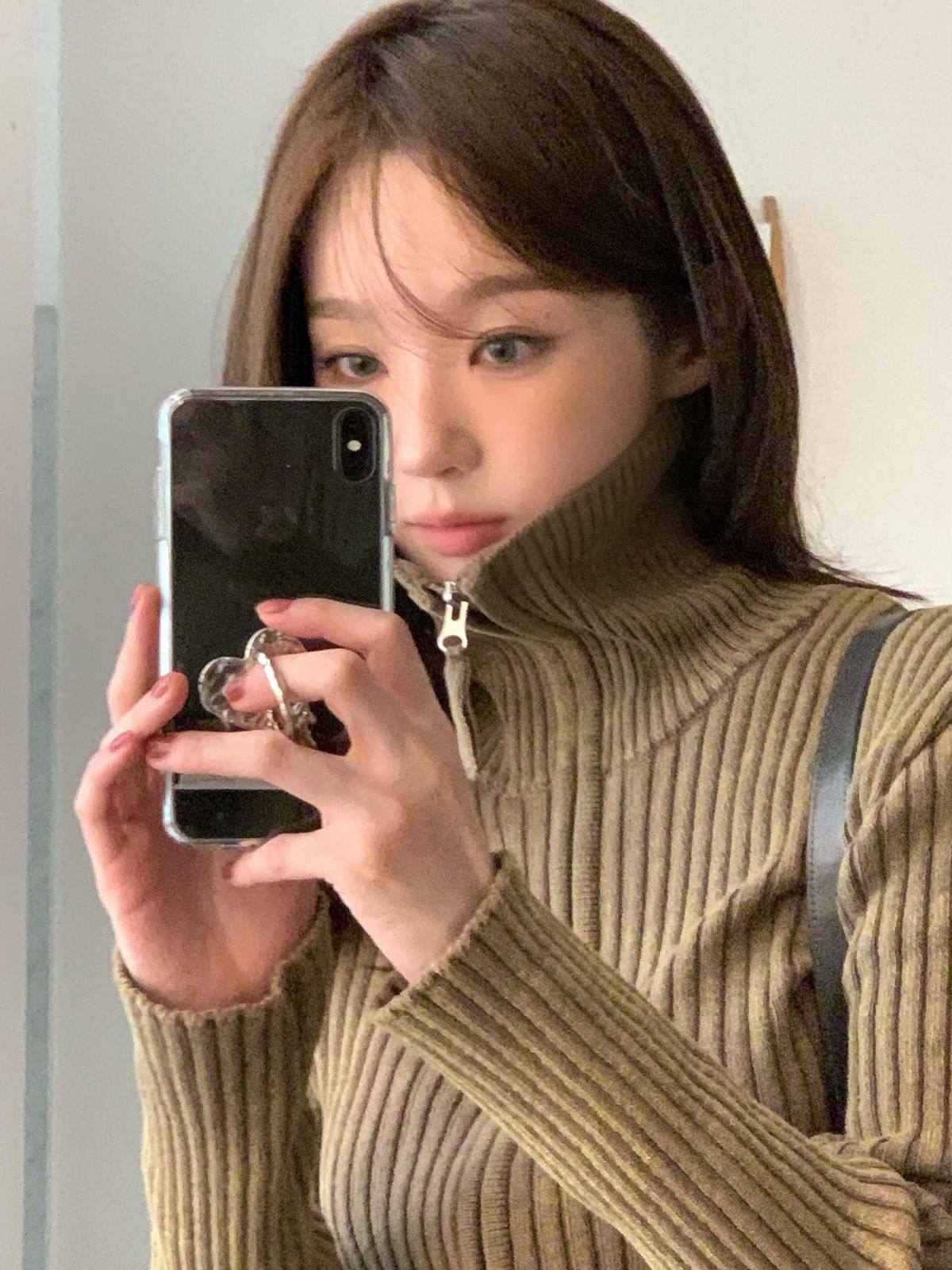 강민경의 하이넥 니트 집업. 인스타그램 @iammingki