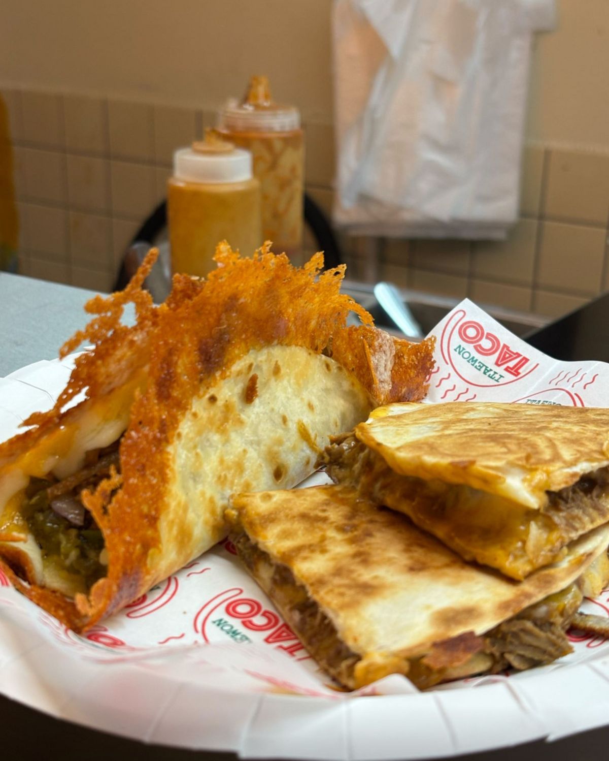 이태원 타코 외관과 비리아 타코&퀘사디아, 네이버지도 이태원타코 업체 등록 사진