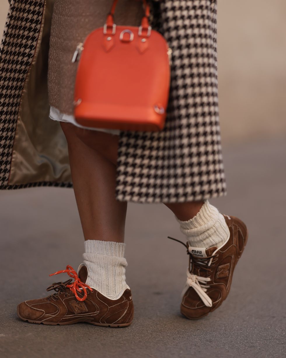 패션 아이템으로 완전히 자리잡은 스니커즈에 스웨이드 더하기 - Jeremy Moeller//Getty Images