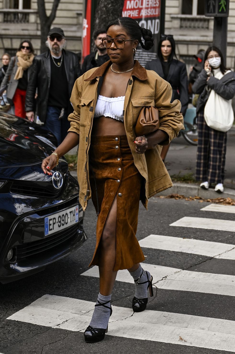 스웨이드 스커트로 대담하게 스타일링 - Daniel Zuchnik//Getty Images