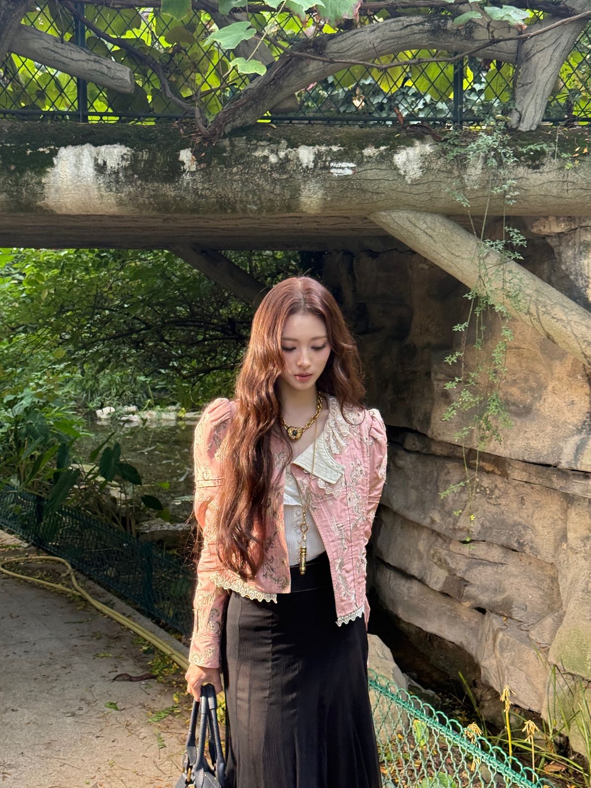 끌로에 룩을 소화한 미야오 안나. 인스타그램 @meovv