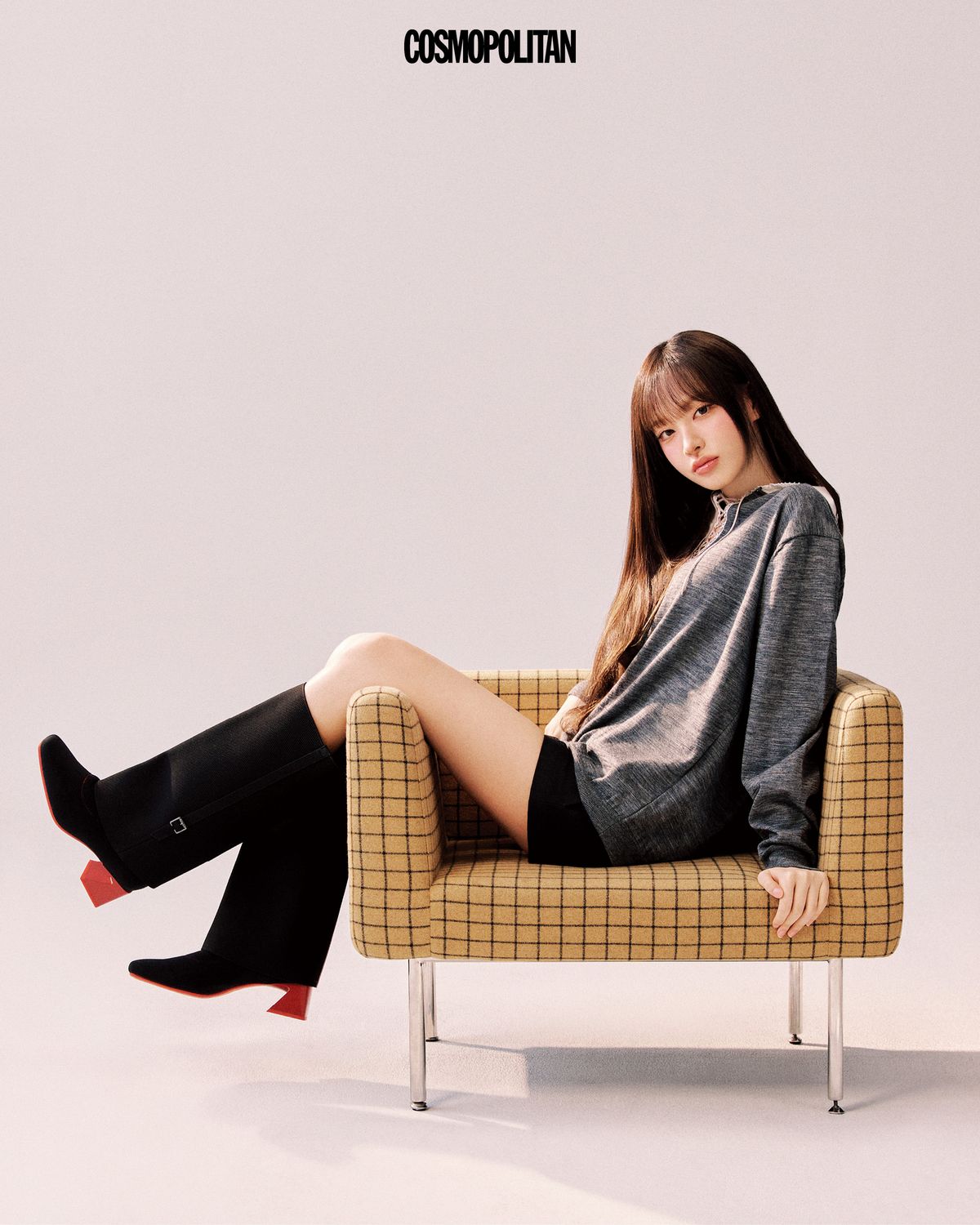 신축성 높은 니트 소재가 발을 부드럽게 감싸는 레지나 프로 부츠 30만8천원, 니트 슬리브 레그 워머 8만8천원 모두 Vivaia. 톱, 미니스커트 스타일리스트 소장품.