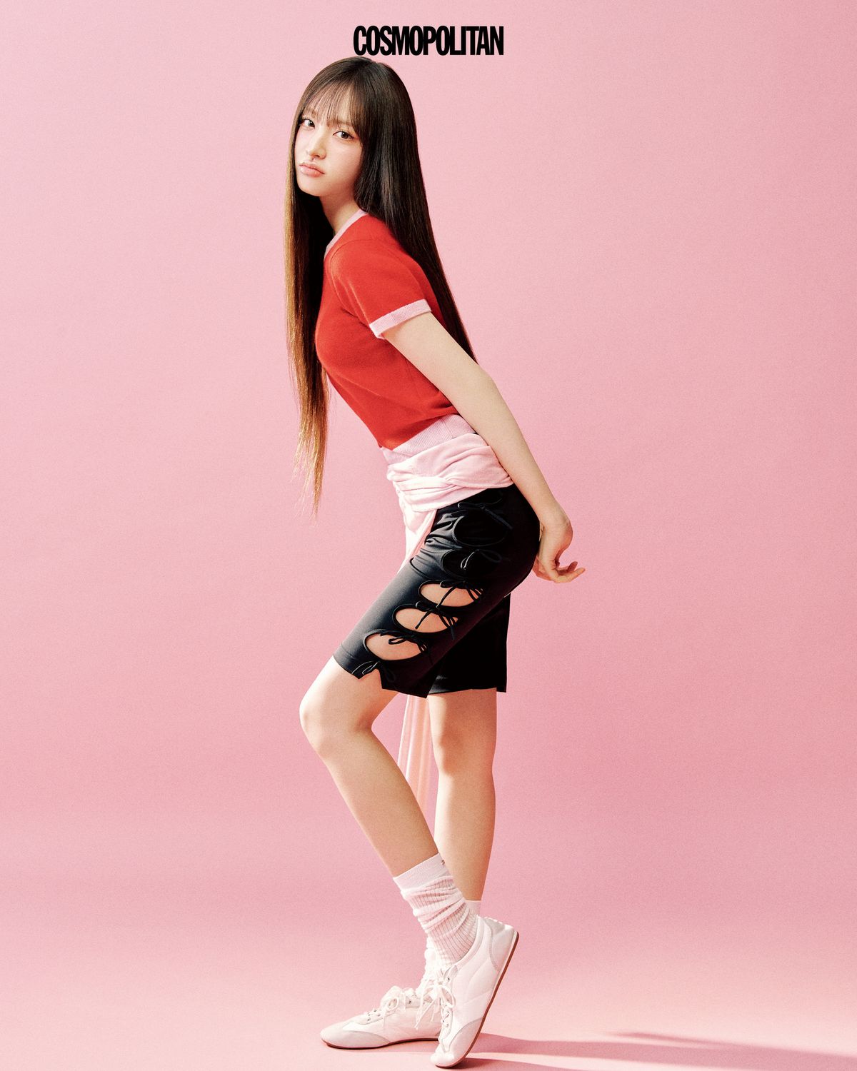 1970년대 레트로 트랙에서 영감을 얻어 스포티 무드와 발레리나의 우아함을 동시에 표현한 얀시 스니커리나 23만8천원 Vivaia. 니트 톱, 쇼츠, 허리에 두른 카디건, 양말 스타일리스트 소장품.