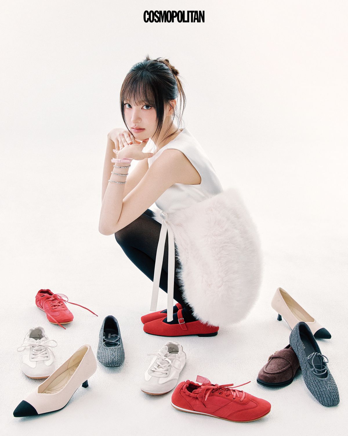 플라스틱을 재활용해 만든 친환경 소재로 제작한 마고트 메리제인 20만8천원, 바닥에 놓인 슈즈 (왼쪽부터)레드 얀시 스니커리나 23만8천원, 화이트 얀시 스니커리나 23만8천원, 배색 디자인의 니트 스칼렛 힐 24만8천원, 그레이 니트 마일리 메리제인 22만8천원, 브라운 루시아나 로퍼 25만8천원 모두 Vivaia. 미니드레스, 팔찌, 스타킹 스타일리스트 소장품.